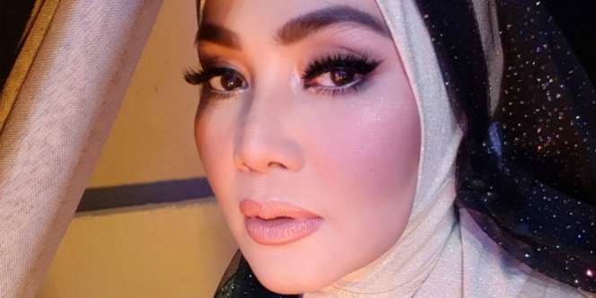 Inspirasi Kenakan Jilbab dengan Kebaya ala Dewi Gita