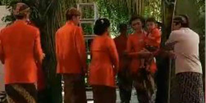 Imutnya Jan Ethes Pakai Beskap Oranye di Pemasangan Blektepe