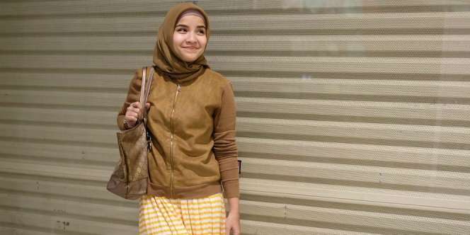 Tasya Nur Medina: Tetap Feminin dengan Jaket Bomber