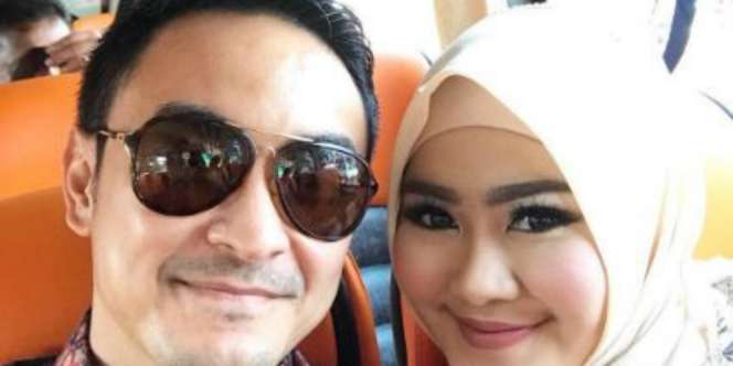 Pose di Resepsi Kahiyang, Kecantikan Istri Zumi Zola Disorot