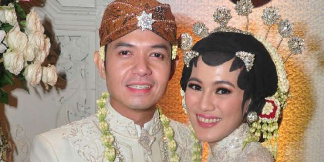 Dua Artis Hijab Gunakan Paes Seperti Kahiyang Saat Menikah