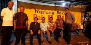 Ketika Para Tokoh Asyik Kulineran di Warung Kaki Lima Solo