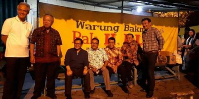 Ketika Para Tokoh Asyik Kulineran di Warung Kaki Lima Solo