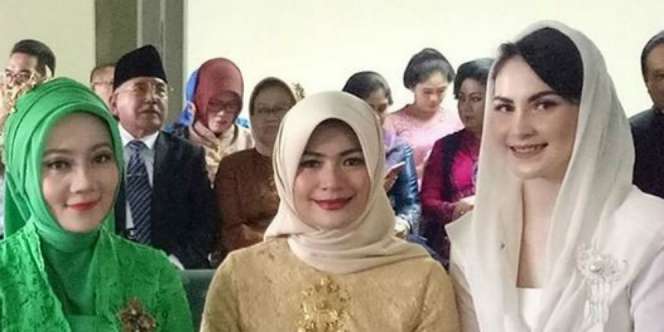Datang ke Pernikahan Kahiyang, Begini Gaya Kocak Arumi Bachsin