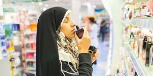Pemakaian Kosmetik Muslimah Ikuti Irama Sholat