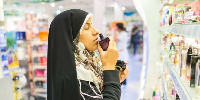 Pemakaian Kosmetik Muslimah Ikuti Irama Sholat