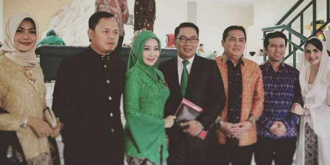 Gaya Hijab Klasik Kekinian Atalia ke Nikahan Kahiyang Bobby