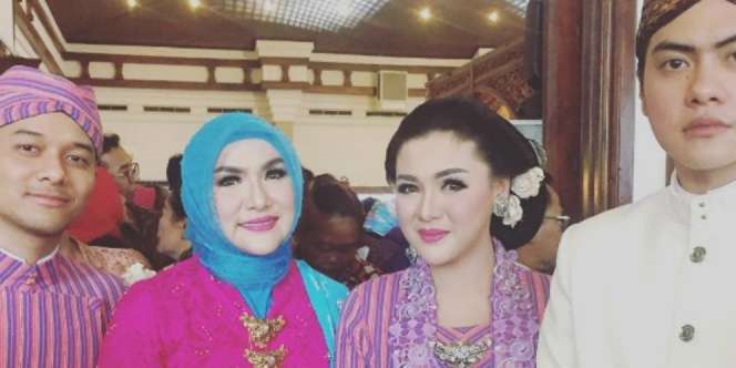Vicky Shu Bak Barbie Berkebaya di Resepsi Kahiyang-Bobby