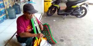 Kisah Cinta Penjual Sapu Pengidap Stroke dan Istri