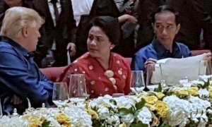 Iriana Diajak Ngobrol Donald Trump, Lirikan Jokowi...