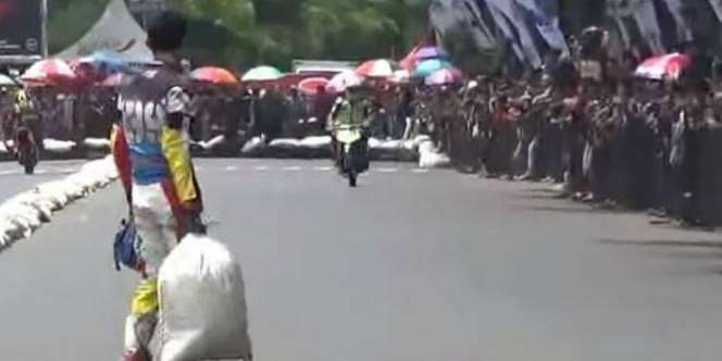 Viral! Jatuh Disenggol, Si Pembalap Lempar Karung ke Lawan