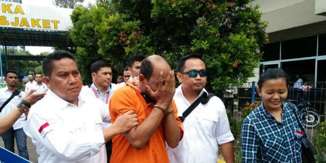 Jalani Prarekontruksi, Dokter Helmy Dihadiahi Bogem Mentah