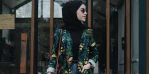Aghnia Punjabi: Blazer Floral Pilihan di Teriknya Matahari