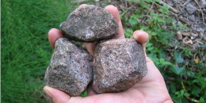 Bagaimana Cara Bersuci dengan Batu?