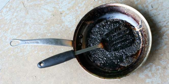 Cara Mudah Bersihkan Panci Lengket Menghitam karena Gosong