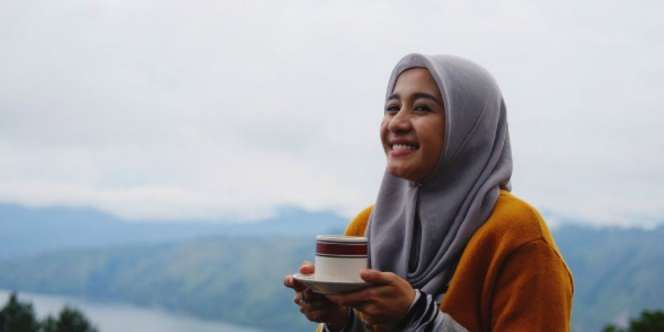 Menggantung di Bahu Bella, Harga Dua Barang Ini Bikin Kaget