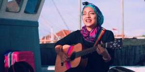 Selalu Berbusana Hitam, Apa Alasan Chiki Fawzi