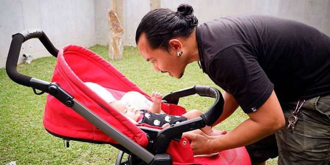 Lihat Bukti Nyata Rocker Garang Juga Jago Mandikan Bayi