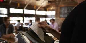 Tangis Pelayan yang Mendapat Tip Rp20 Juta