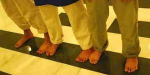 Benarkah Sholat dengan Pakaian Menutup Maka Kaki Tidak Sah?