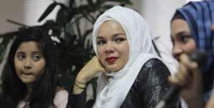 Rina Nose Lepas Hijab, Begini Komentar Dewi Sandra