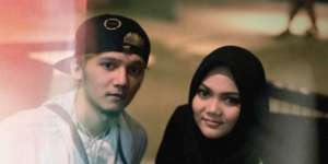 Rina Nose Lepas Hijab, Begini Curhat Saudara Kembarnya