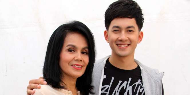 Tangis Kiki Farrel Pecah Lihat Kondisi Mama Dahlia