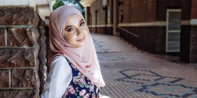 4 Aturan Penting, Saat Kenakan Outfit Bermotif Bunga