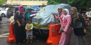 Kala Mobil `Papa` Setnov Jadi Ajang Foto Mama-mama