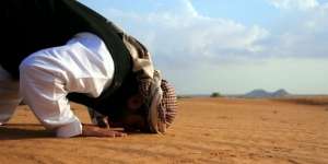 Sholat Pakai Sorban, Lebih Baik Atau...?