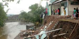 Innalillahi! Tebing 2 Meter di Kebayoran Lama Longsor