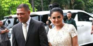 Mesra dengan Suami, Wajah Krisdayanti Jadi Sorotan