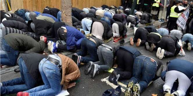 Prancis Larang Muslim Sholat di Jalan
