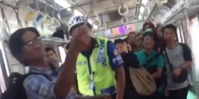 Penumpang KRL Bogor-Angke Geger, Ada Ular di Dalam Gerbong