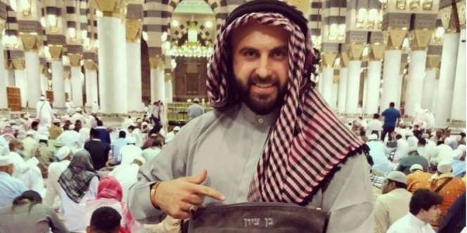 Pria Israel Berfoto di Dalam Masjid Nabawi Panen Kecaman
