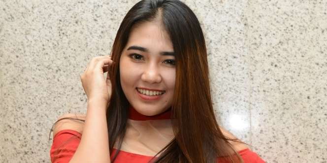 Foto Ibadah Umrah Via Vallen Terlihat Aneh, Lihat Seksama!