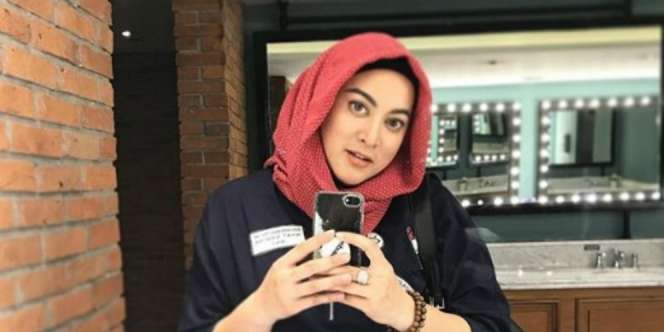 Jane Shalimar Unggah Foto Tak Berhijab, Ada Apa?