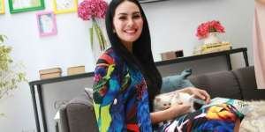Kartika Putri Temani Kucing Lahiran Lewat Video Call