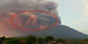 Video: Geger Penampakan Warna Merah di Erupsi Gunung Agung
