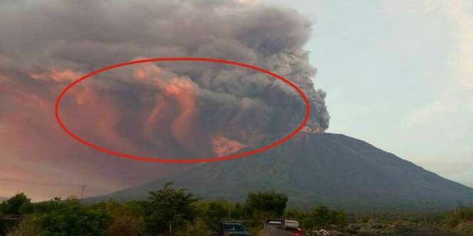 Video: Geger Penampakan Warna Merah di Erupsi Gunung Agung