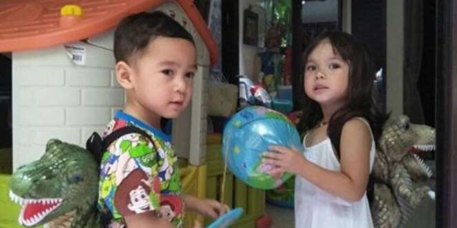 Lihat Polah Gempi Bangunkan Rafathar, Menggemaskan!