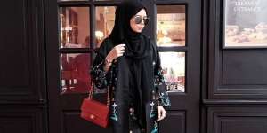 Vivi Zubedi: Tampil Elegan dengan Abaya
