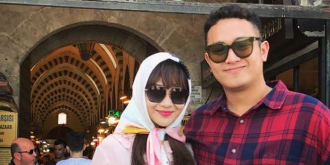 Penampilan Istri Gilang Dirga Saat Umroh Jadi Sorotan