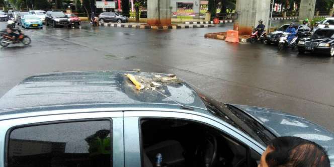 Beton Koridor 13 TransJakarta Rontok, Timpa Mobil Dinas Polisi