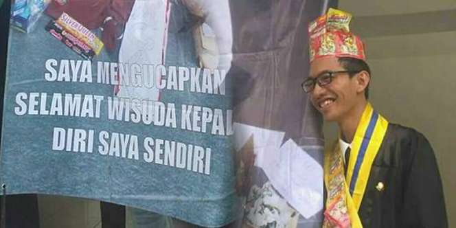 Ngakak! Mahasiswa Ucapkan Selamat Wisuda untuk Diri Sendiri