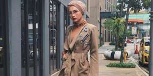 Gaya Nude From Head to Toe ala Farah Farhana