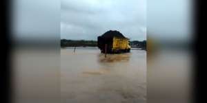 Dramatis, Video Detik-detik Truk Terperosok di Sungai Progo