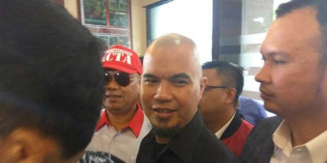 Senyum Ahmad Dhani Saat Akan Diperiksa Polisi