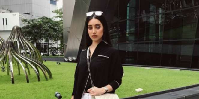 Geger Busana Menewarang Adik Model Cantik