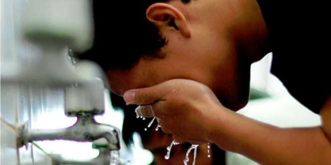 Keringkan Air Wudhu Termasuk Amalan Makruh?
